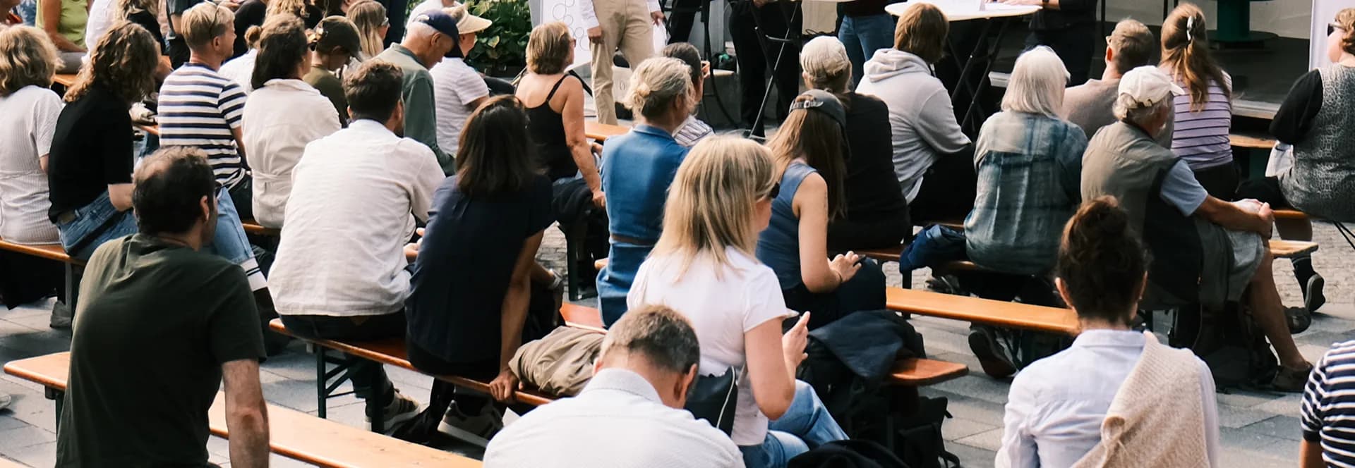 Konference publikum set bagfra