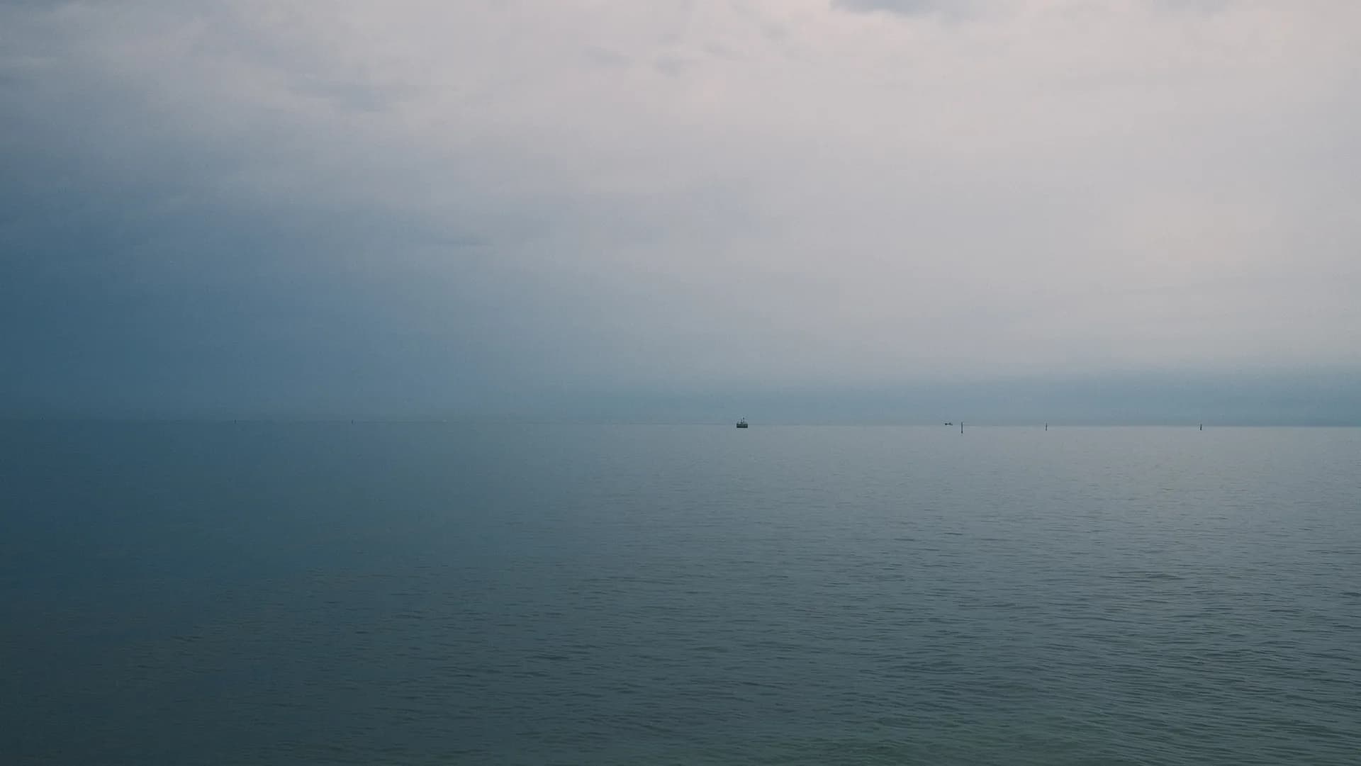 Tåge over stille vandoverflade